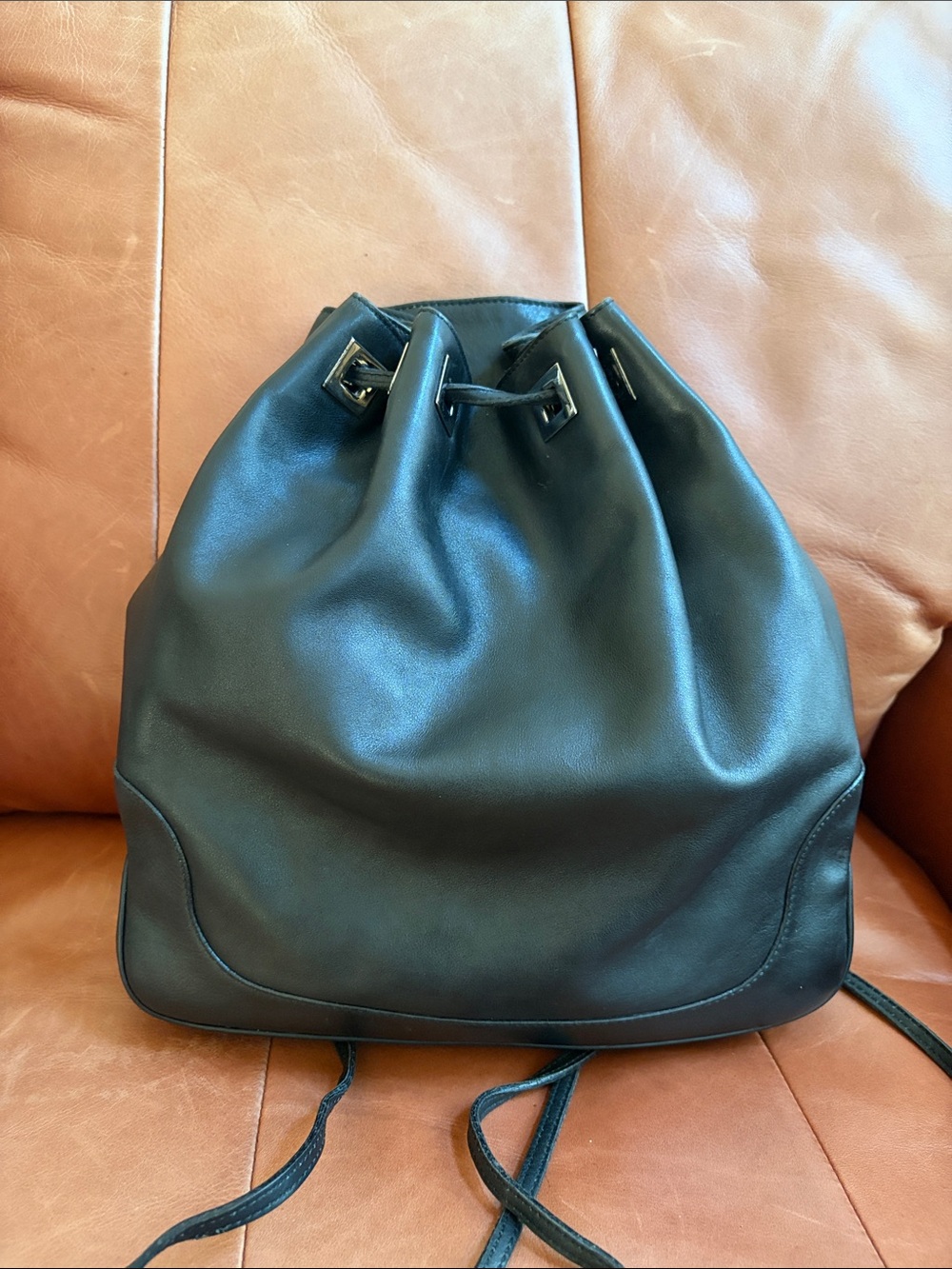 🖤🩶Gucci Black Leather Cinch Bag/Backpack Tom Ford Era and Jackie O vibe🖤🩶